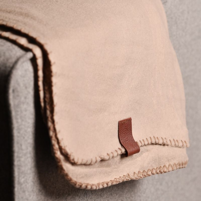 Φωτογραφία από ΚΟΥΒΕΡΤΑΚΙ ΚΑΝΑΠΕ POLAR FLEECE TAUPE LEATHER DETAIL 120X180