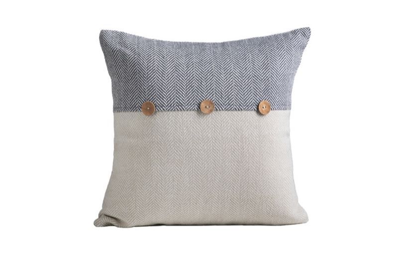 Φωτογραφία από COTTON CUSHION WITH WOODEN BUTTONS 40X40